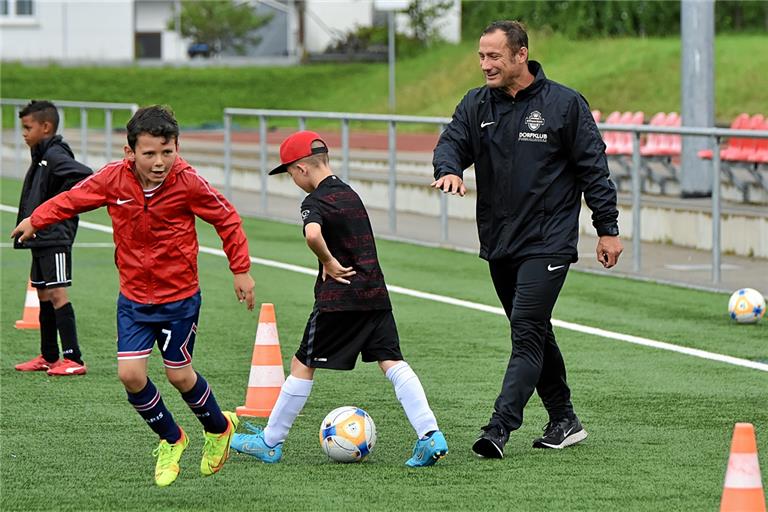 Markus Lang betrachtet seine und andere Fußballschulen als zuständig für Übungen, die Vereinstraining oft nicht leisten kann. Foto: Tobias Sellmaier