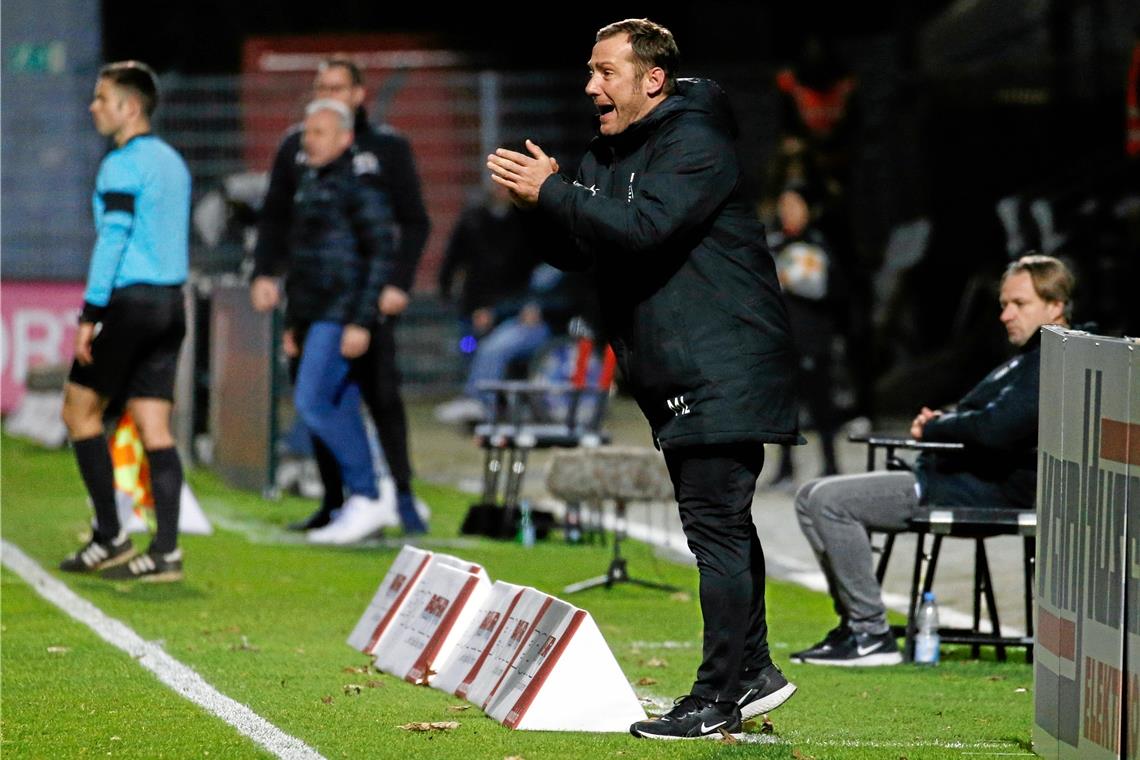 Markus Lang stand im Spiel in Köln wohl das vorerst letzte Mal als Chefcoach der Großaspacher an der Seitenlinie. Foto: Fotostand/van der Velden