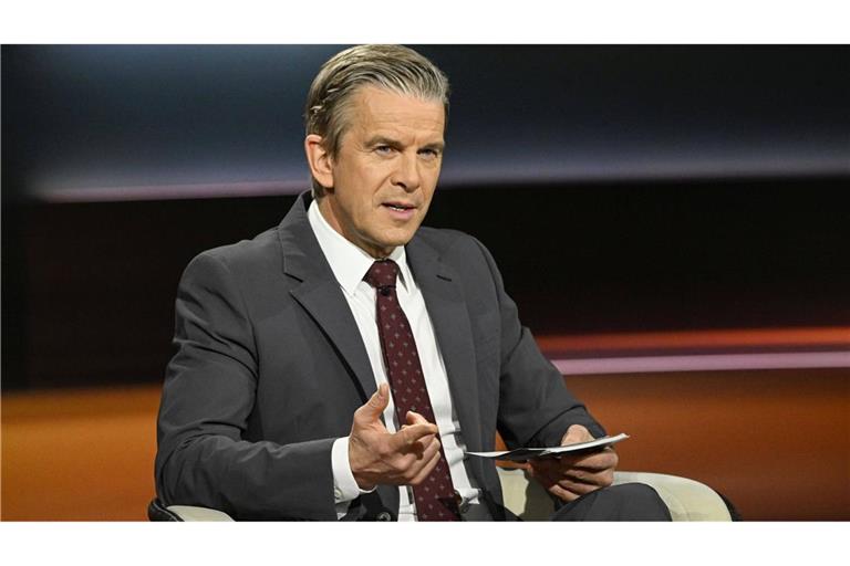 Markus Lanz schwingt den Zeigefinger.