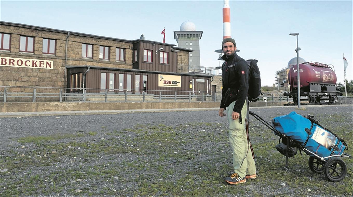 Markus Mohr ist seit drei Monaten zu Fuß unterwegs durch Deutschland. Im Rucksack und seinem selbst gebauten Wagen befindet sich alles, was er zum Leben braucht.Fotos: privat