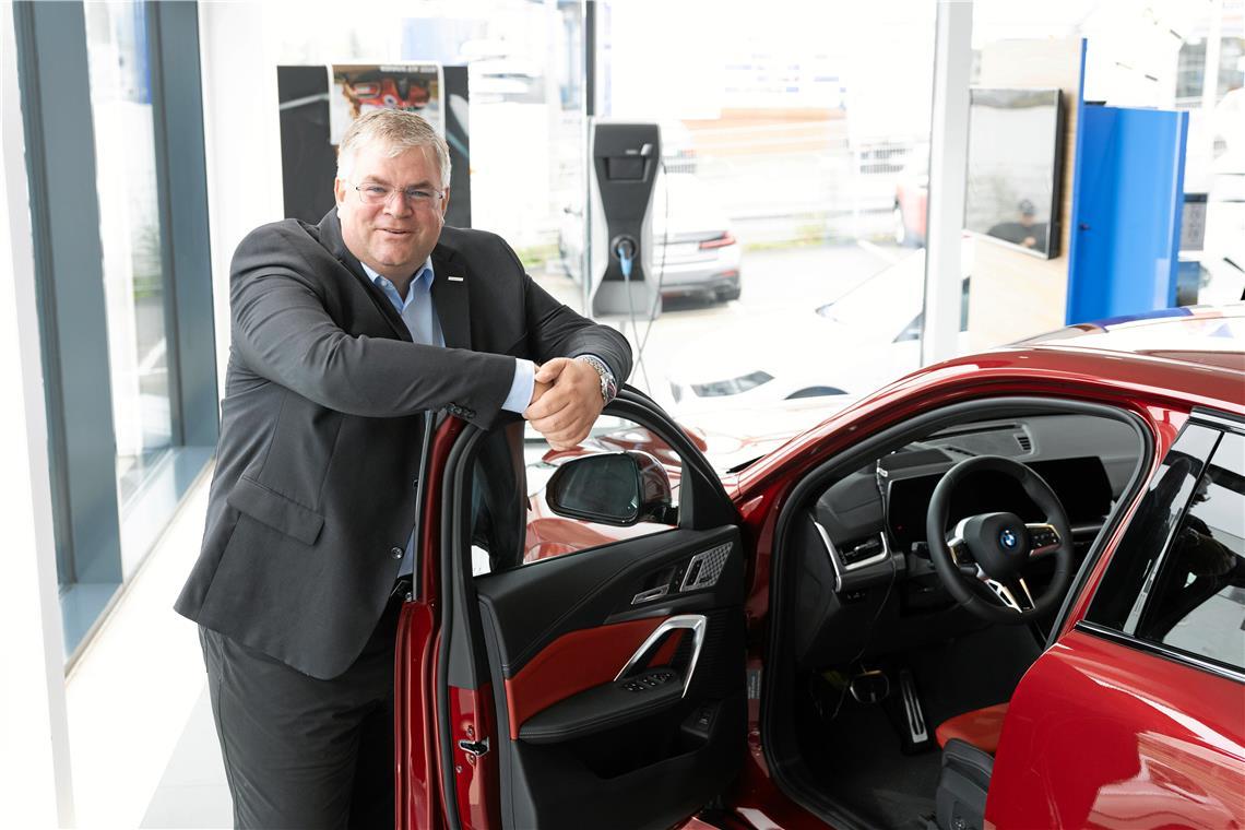 Das Interesse an E-Autos bleibt bestehen Markus Mulfinger hat beobachtet, dass im Vergleich zu 2023 wieder deutlich mehr Elektrofahrzeuge gekauft werden. Foto: Alexander Becher