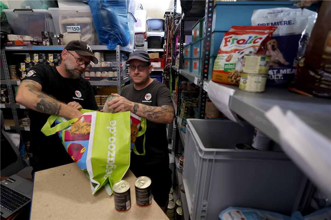 Markus Nuglisch (rechts) und Stefan Krauter vom Vereinsvorstand packen Futterspenden zusammen. Foto: Benjamin Büttner