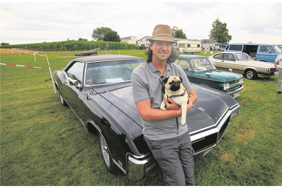 Geballte Nostalgie auf der Startbahn Markus Renz fand sein großes Schmuckstück, ein Buick Riviera mit 360 PS aus dem Jahr 1968, nach langer Suche in Bad Cannstatt. Fotos: A. Becher