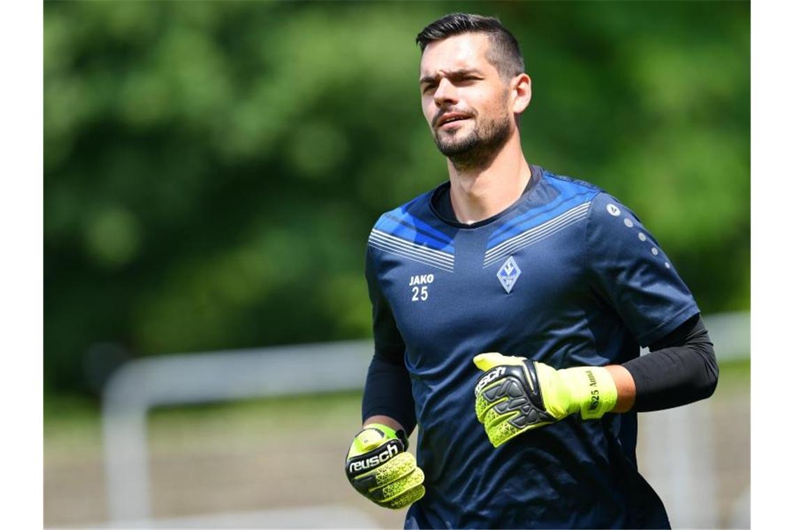 Markus Scholz, Torwart von Waldhof Mannheim, läuft über den Trainingsplatz. Foto: Uwe Anspach/Archivbild