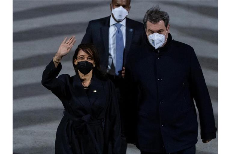 Markus Söder begrüßt US-Vizepräsidentin Kamala Harris nach der Landung auf dem Münchner Flughafen. Foto: Sven Hoppe/dpa