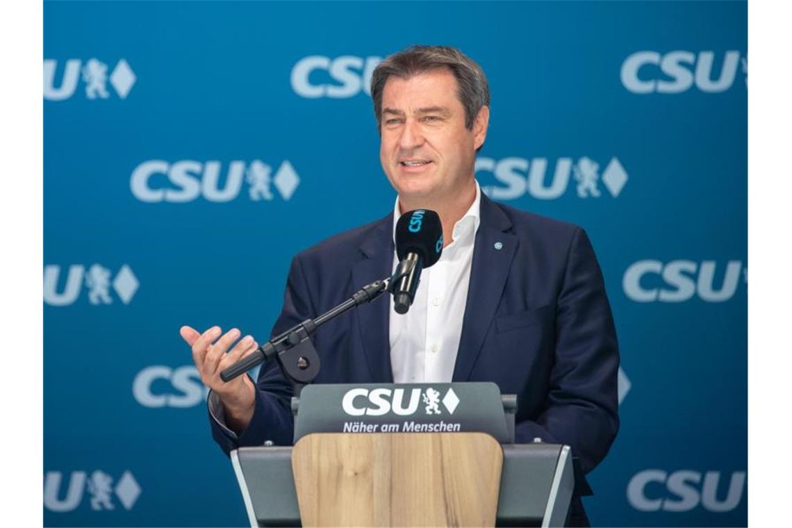 Markus Söder (CSU), Bayerns Ministerpräsident, spricht zur Bundestagslistenaufstellung auf einer Bühne im Frankenstadion. Foto: Daniel Karmann/dpa