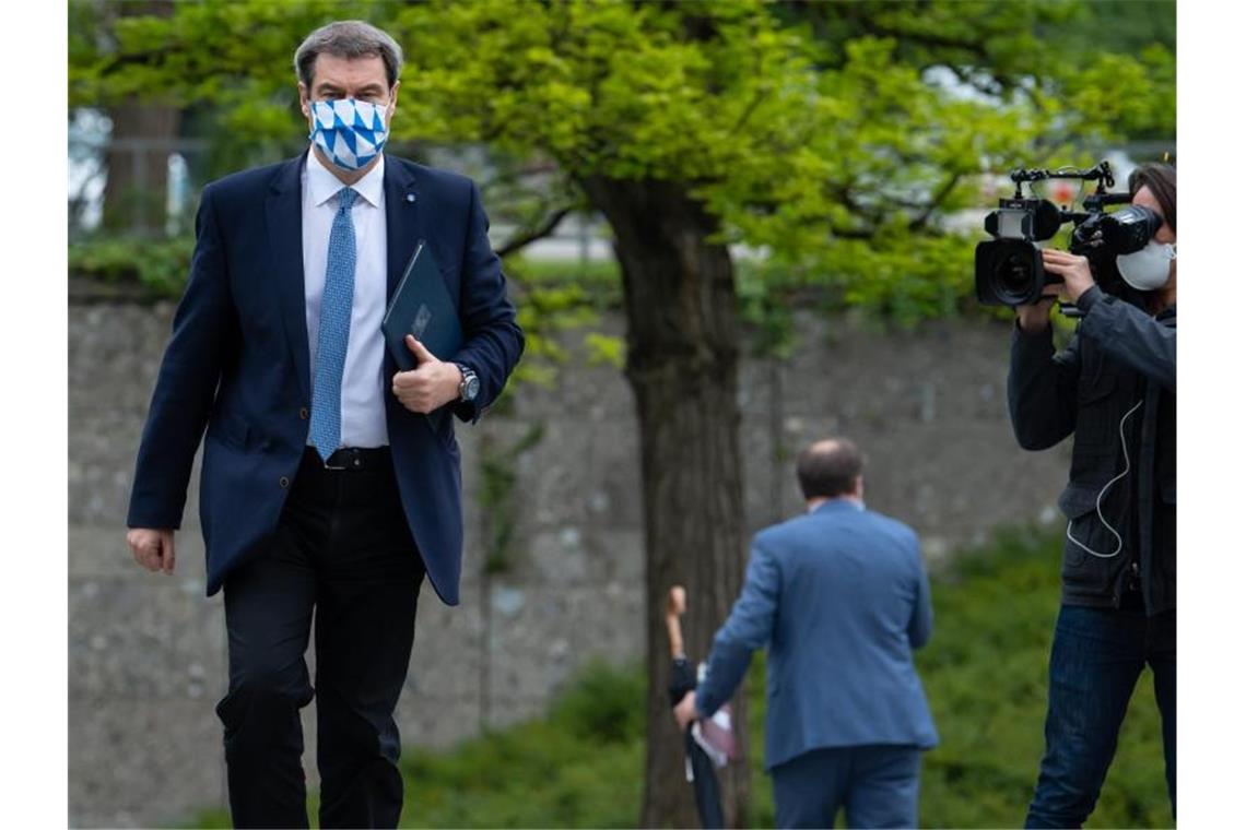 Markus Söder (CSU), Ministerpräsident von Bayern, geht nach einer Pressekonferenz zur Staatskanzlei. Foto: Sven Hoppe/dpa