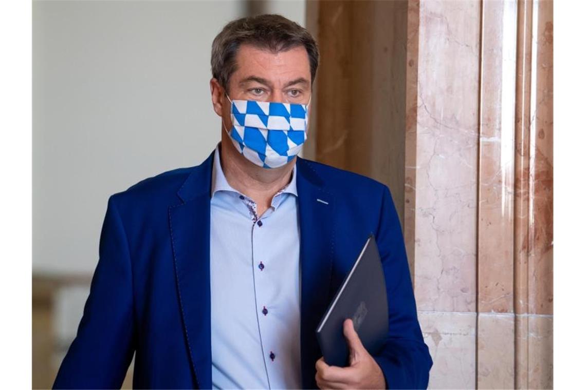Söder zu Südschiene: „Haben gleiche Distanz zu Berlin“ Markus Söder (CSU), Ministerpräsident von Bayern, mit Mundschutz. Foto: Sven Hoppe/dpa/Archivbild