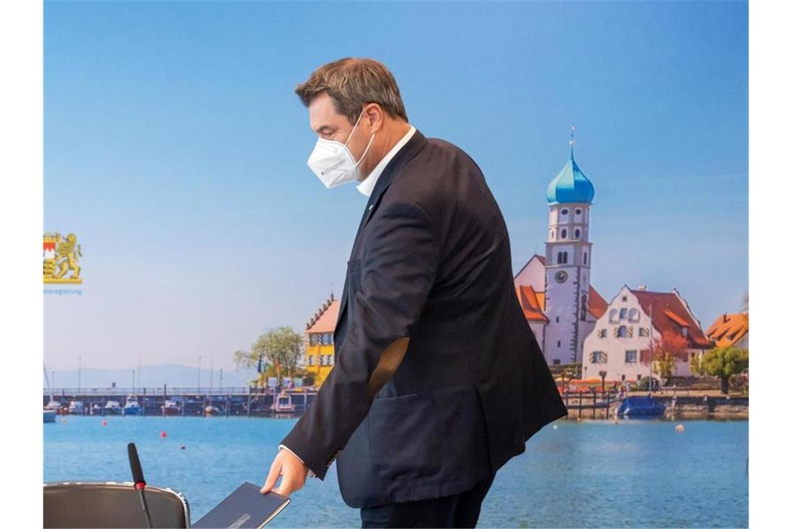 Bayern leitet Corona-Lockerungen ein Markus Söder (CSU), Ministerpräsident von Bayern, nimmt vor Beginn der Sitzung des bayerischen Kabinetts, die als Videokonferenz geführt wird, seinen Platz vor einer Fototapete ein. Foto: Peter Kneffel/dpa