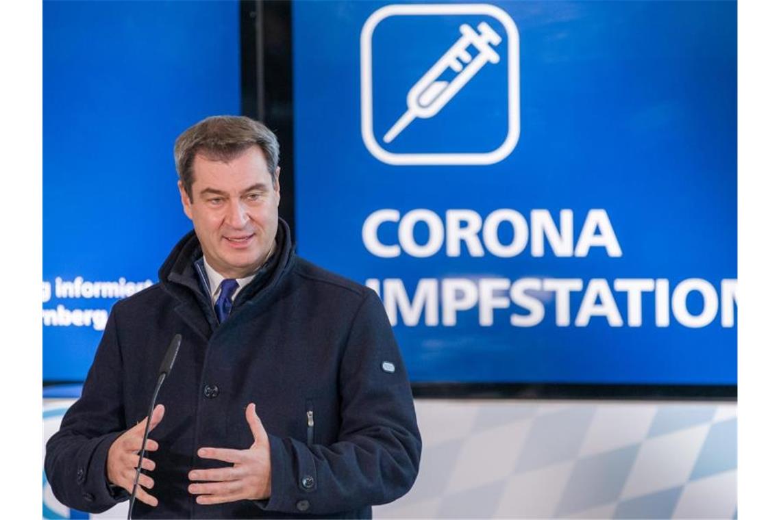 Markus Söder (CSU), Ministerpräsident von Bayern, spricht bei einem Besuch des Nürnberger Corona-Impfzentrums. Foto: Daniel Karmann/dpa-POOL/dpa