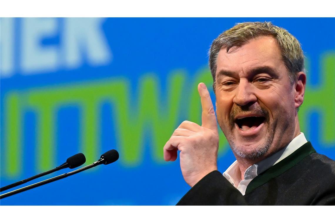 Markus Söder (CSU), Ministerpräsident von Bayern und CSU-Chef, steht beim politischen Aschermittwoch der CSU auf der Bühne.