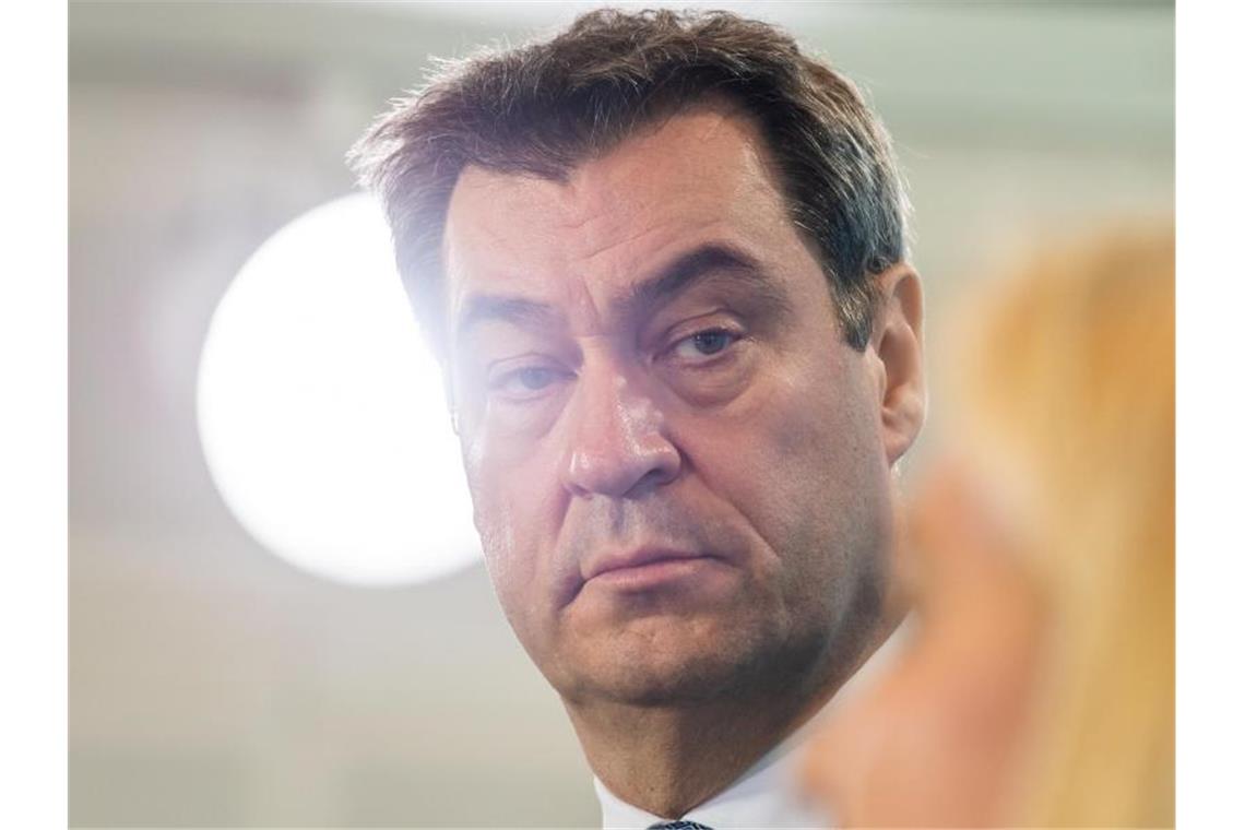 Söder verteidigt Bayerns Alleingang Markus Söder (CSU), Ministerpräsident von Bayern, verteidigt seinen Alleingang im Kampf gegen den Coronavirus. Foto: Peter Kneffel/dpa