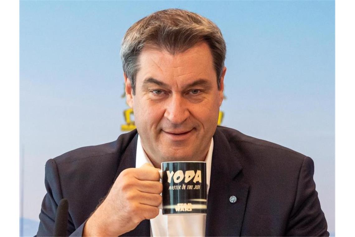 Bayern leitet Corona-Lockerungen ein Markus Söder (CSU), Ministerpräsident von Bayern, vor Beginn der Sitzung des bayerischen Kabinetts, die als Videokonferenz geführt wird. Foto: Peter Kneffel/dpa