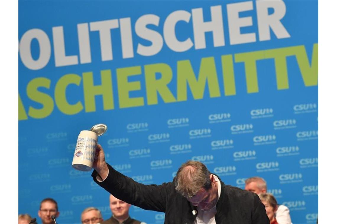 Markus Söder, CSU-Vorsitzender und Ministerpräsident aus Bayern verbeugt sich beim Politischen Aschermittwoch der CSU vor den Anwesenden. Foto: Peter Kneffel/dpa