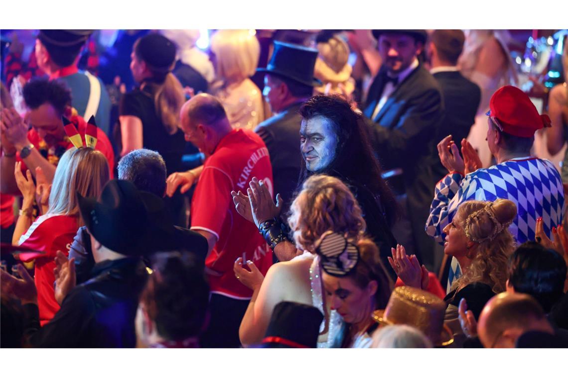 Markus Söder klatscht als "Braveheart" in der BR-Livesendung "Fastnacht in Franken" in den Mainfrankensälen in Veitshöchheim.