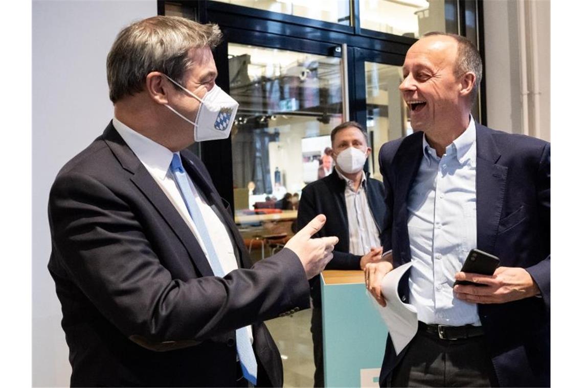 Markus Söder (l) begrüßt Friedrich Merz bei der Klausurtagung der CSU-Landesgruppe des Deutschen Bundestages. Foto: Bernd von Jutrczenka/dpa