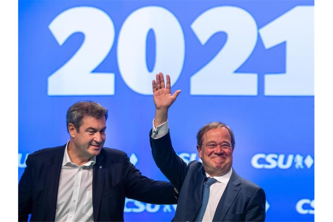 Markus Söder (l), CSU-Parteivorsitzender und Ministerpräsident von Bayern, und Armin Laschet, Unions-Kanzlerkandidat und CDU-Vorsitzender, stehen beim Parteitag der CSU gemeinsam auf der Bühne. Foto: Peter Kneffel/dpa