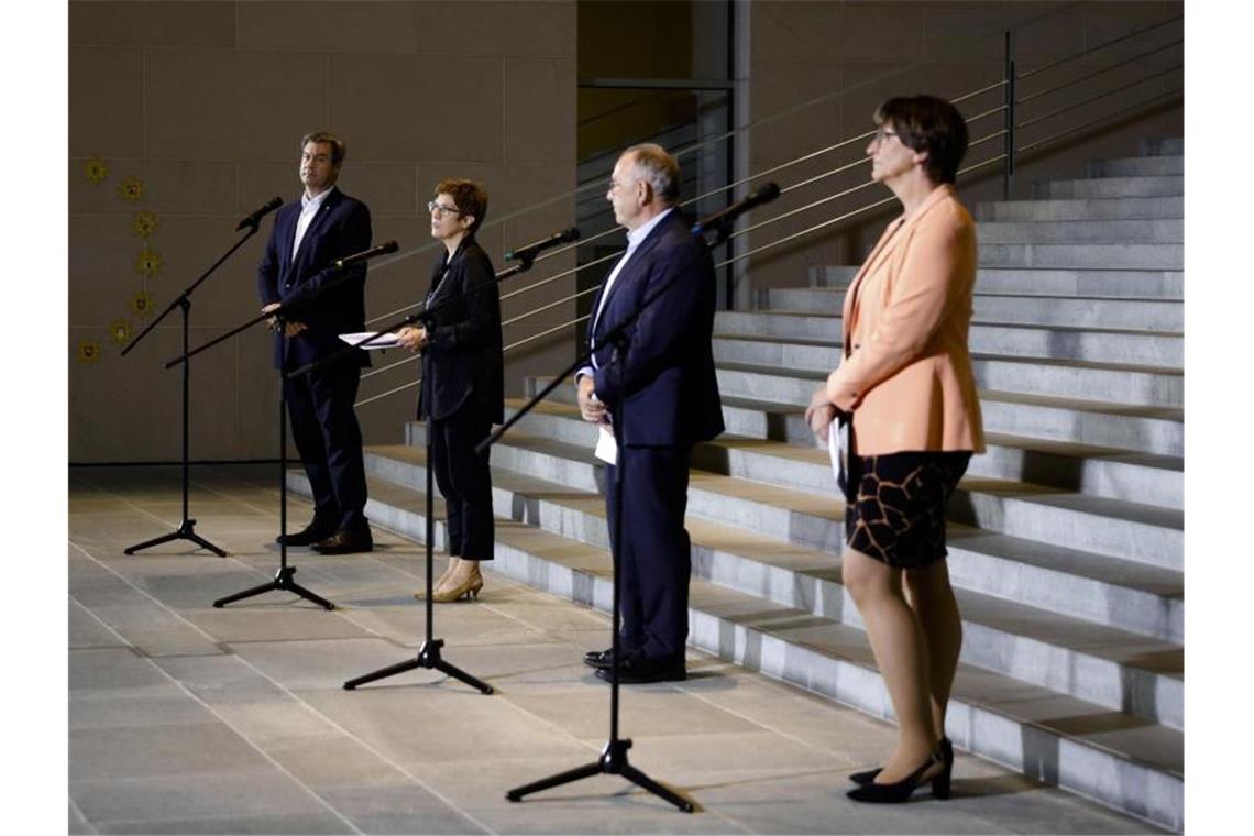 Scharfe Kritik am Koalitionskompromiss zur Wahlrechtsreform Markus Söder (l-r), Vorsitzender der CSU und Ministerpräsident von Bayern, Annegret Kramp-Karrenbauer, Bundesvorsitzende der CDU, Walter-Borjans, Bundesvorsitzender der SPD, und Saskia Esken, Bundesvorsitzende der SPD, sprechen mit Journalisten. Foto: Markus Schreiber/Pool AP/dpa