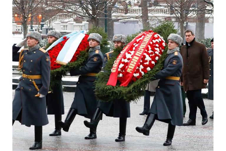Markus Söder legt an der Kremlmauer am Grab des Unbekannten Soldaten einen Kranz nieder. Foto: Evgenia Novozhenina/Pool Reuters/AP/dpa