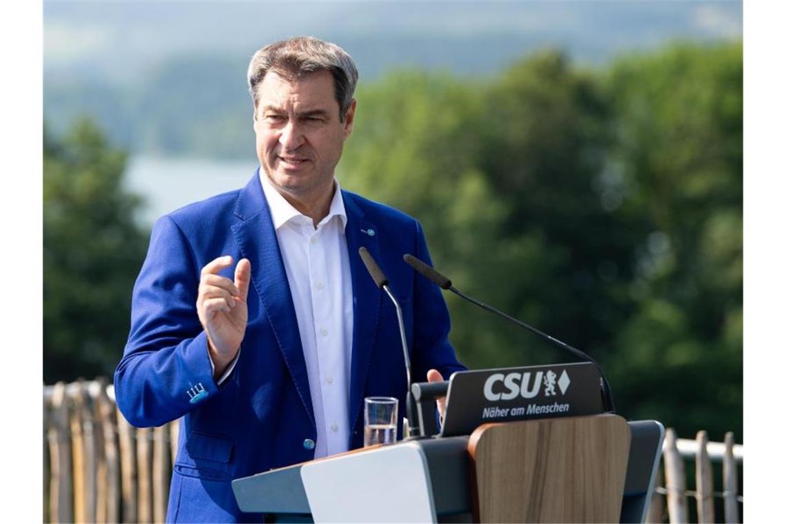 Markus Söder, Ministerpräsident von Bayern und CSU-Vorsitzender, gibt vor Beginn der Klausur in Gmund ein Pressestatement. Foto: Sven Hoppe/dpa