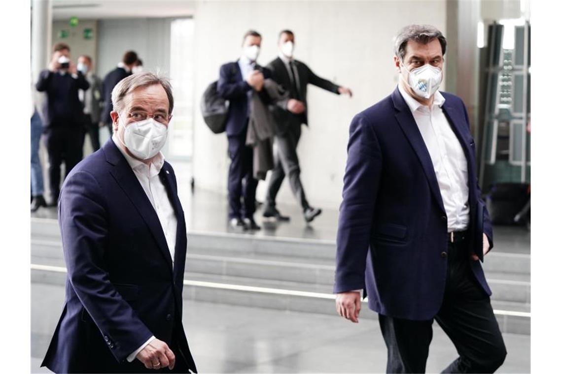 Söder und Laschet: K-Frage diese Woche klären Markus Söder (r.) Ministerpräsident von Bayern und CSU-Vorsitzender, kommt neben Armin Laschet, CDU-Bundesvorsitzender und Ministerpräsident von Nordrhein-Westfalen. Foto: Michael Kappeler/dpa