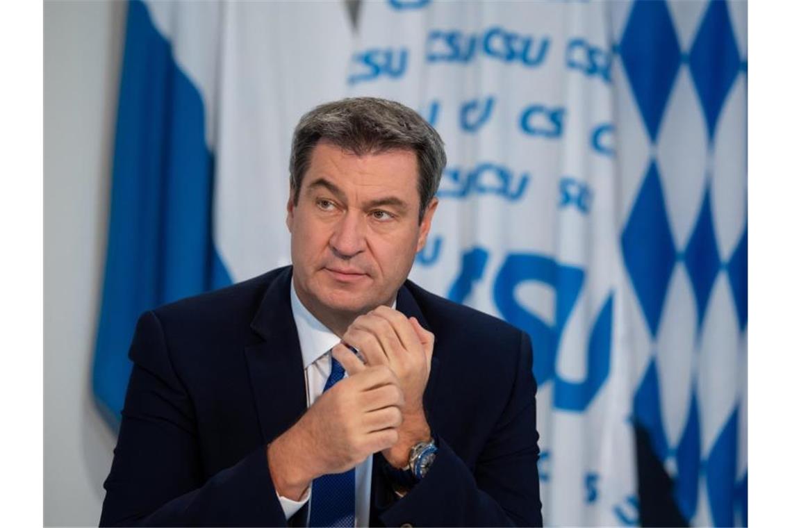 Markus Söder sitzt beim virtuellen Parteitag in seinem Büro in der CSU-Landesleitung. Foto: Sven Hoppe/dpa-Pool/dpa