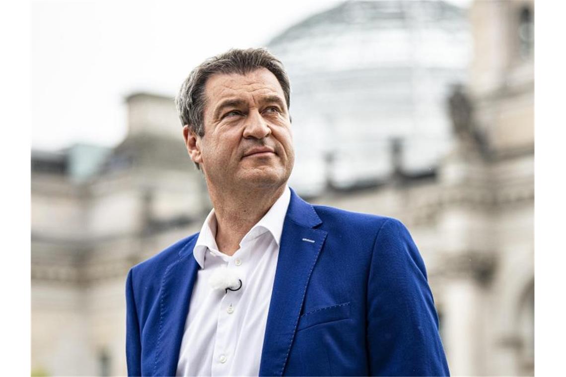 Markus Söder steht kurz vor dem Interview vor dem Reichstagsgebäude. Foto: Fabian Sommer/dpa