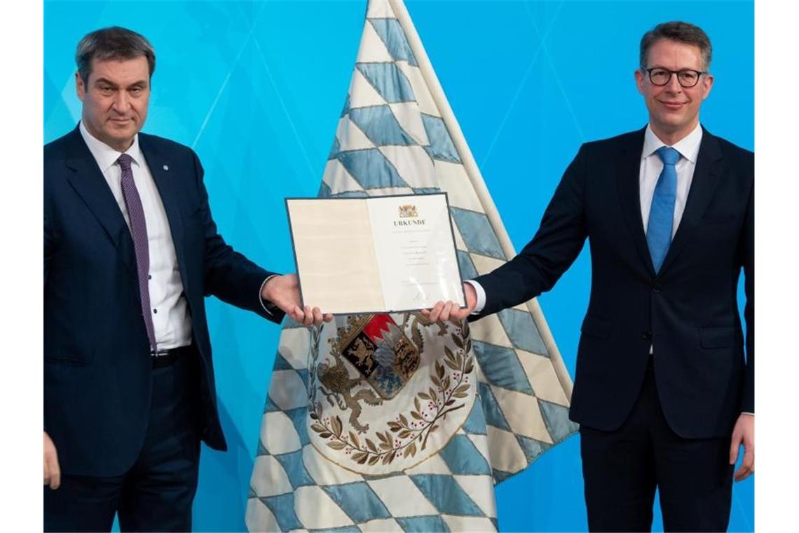 Markus Söder überreicht Markus Blume, der neuer Wissenschaftsminister von Bayern wird, seine Ernennungsurkunde. Foto: Sven Hoppe/dpa