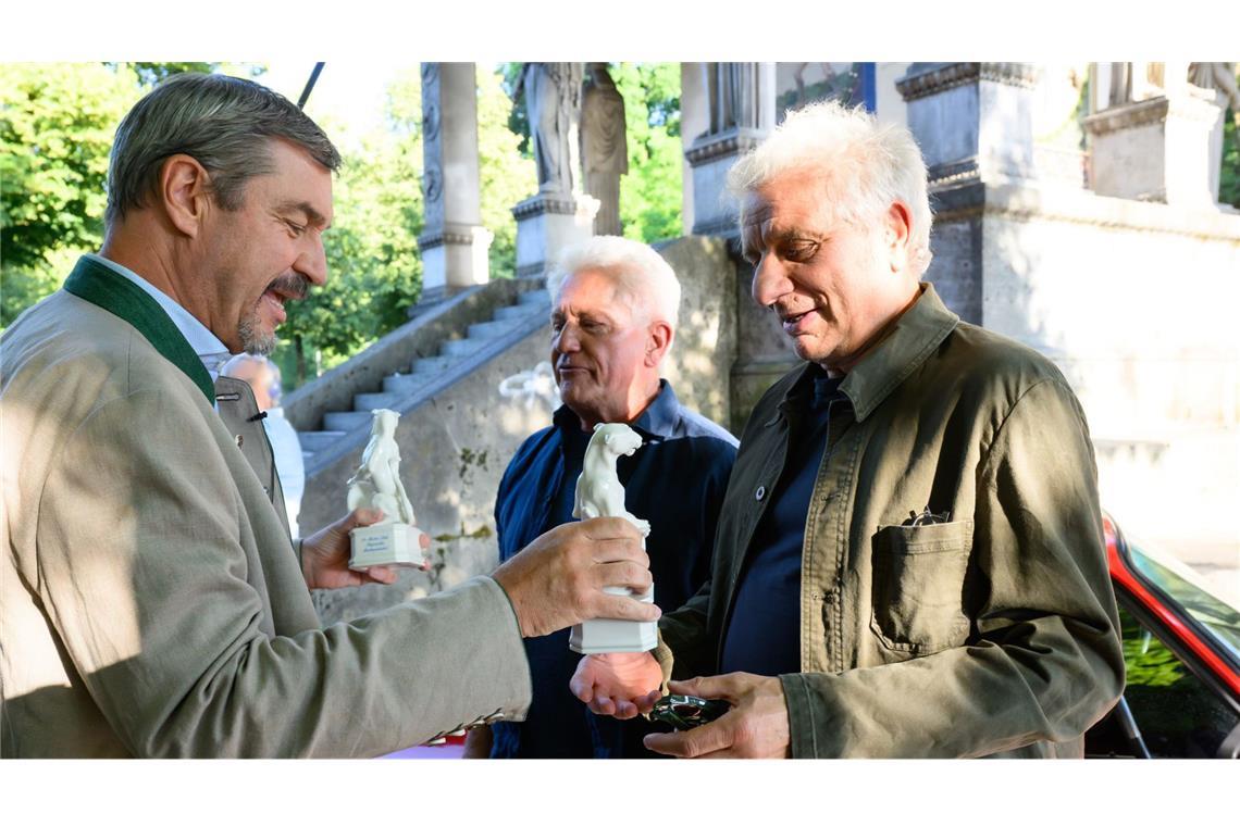 Markus Söder bringt einen Preis ans Set Markus Söder war am Set.