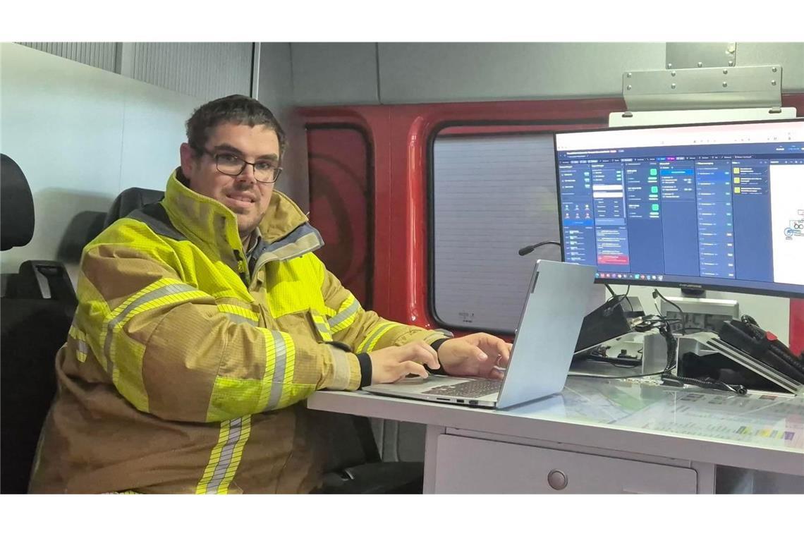 Markus Straub zeigt seine Software. Seit Anfang des Jahres kommt sie bei seiner Heimatfeuerwehr zum Einsatz.