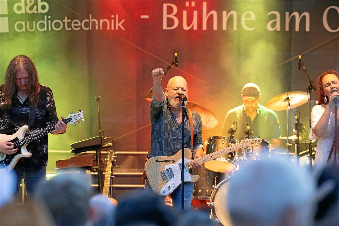 Markus Stricker und Wendrsonn begeistern am Freitagabend das Publikum am Obstmarkt. Foto: Alexander Becher