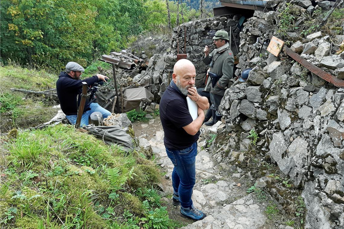 Ein Musikvideo gegen das Vergessen Markus Stricker (vorne) beim Dreh am Hartmannswillerkopf in den Südvogesen. Fotos: Markus Stricker