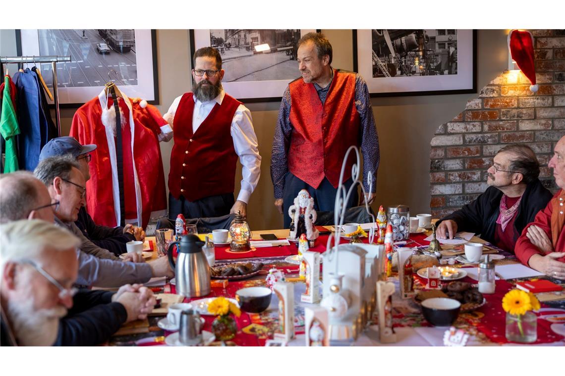 Die Ho-Ho-Hochschule: Hier werden Weihnachtsmänner gemacht Markus von Juterczenka (links) zeigt ein besonders billiges Weihnachtsmannkostüm, von dem dringen abgeraten wird.