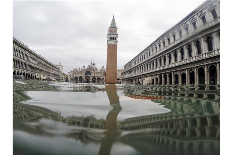 Markusplatz unter Wasser: Seit den Überschwemmungen im vergangenen November leidet Venedig unter Touristenschwund. Foto: Luca Bruno/AP/dpa/Archiv