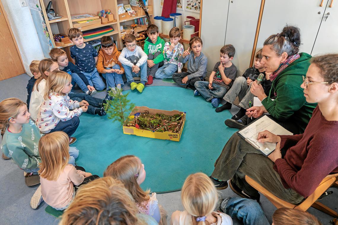 Marlene Schmidt und Meike Paasch (von rechts) lassen sich von den Kindern ihre Wünsche genau erklären. Fotos: Stefan Bossow