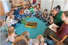 Marlene Schmidt und Meike Paasch (von rechts) lassen sich von den Kindern ihre Wünsche genau erklären. Fotos: Stefan Bossow