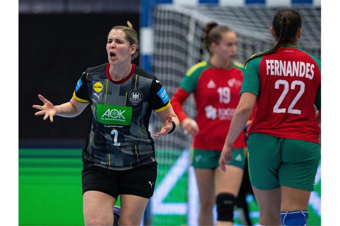 Sieg gegen Portugal: WM-Ticket für deutsche Handballerinnen Marlene Zapf (l) sicherte sich mit Deutschlands Handballerinnnen das WM-Ticket. Foto: Guido Kirchner/dpa
