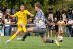Marlon Faß erzielt das vierte von sechs Toren der SG Sonnenhof Großaspach beim Pokalspiel in Ehningen. Foto: Philip Ziegler