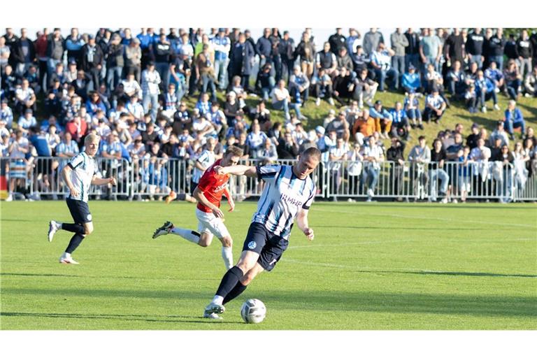 Marlon Faß erzielte vor über 1000 Kickers-Fans in Holzhausen vier Tore.