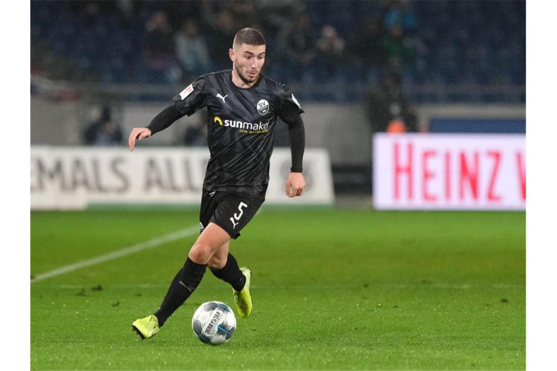 Marlon Frey vom SV Sandhausen spielt den Ball. Foto: Peter Steffen/dpa/Archivbild