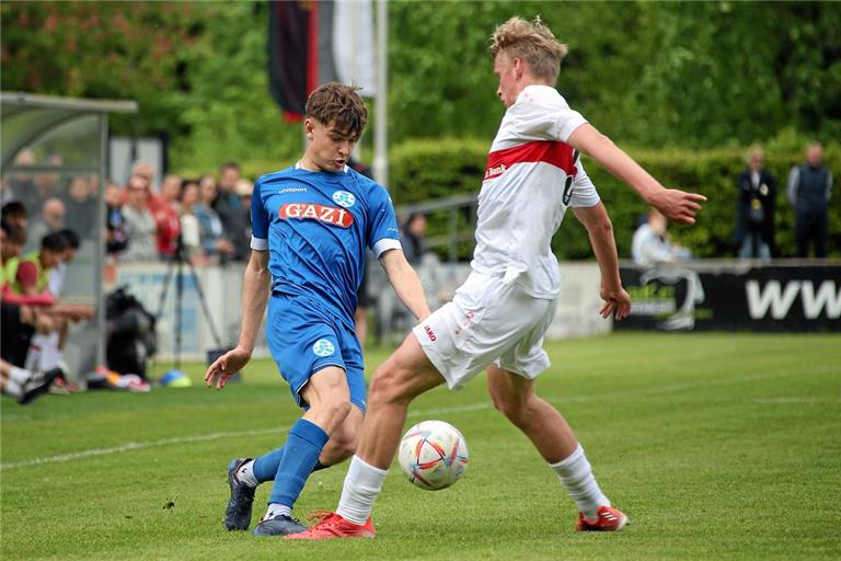 Marlon Suckut tauscht das blaue Kickers-Shirt gegen das rote TSG-Trikot ein. Foto: Baumann