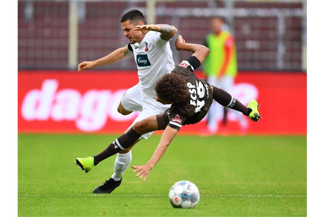 Marnon Busch aus Heidenheim und Luis Coordes von St. Pauli (l-r.) in Aktion. Foto: Stuart Franklin/Getty Images Europe/Pool/dpa