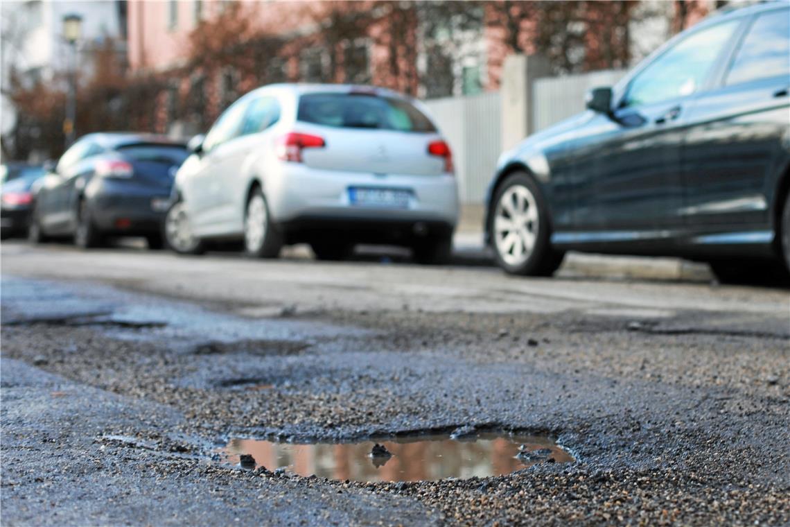 Marode Straßen werden von den Kommunen saniert. Aber wer trägt die Kosten? Wurden noch nie Erschließungsbeiträge erhoben, so können die Städte und Gemeinden auch noch nach Jahren Geld fordern. Aber nicht unendlich lang, sagen die Gerichte. Symbolfoto: Adobe Stock/Peter Atkins