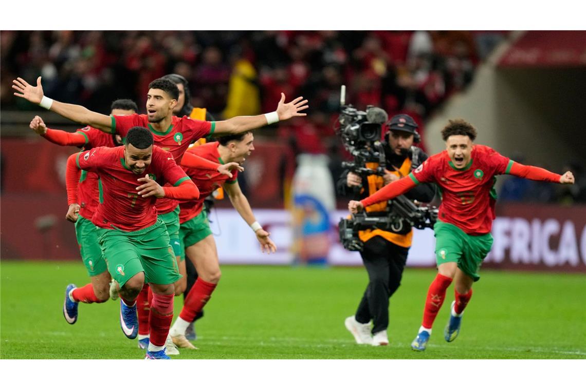 Marokkanische Spieler feiern nach dem Sieg im Elfmeterschießen.