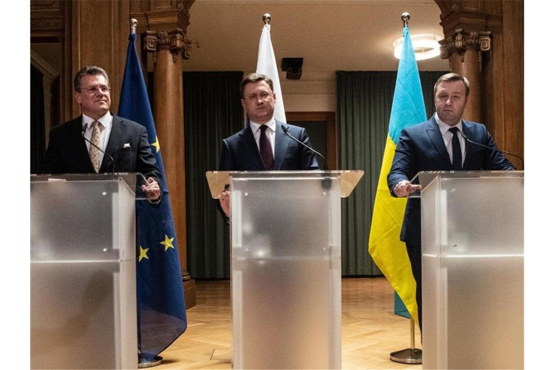 Maroš Šefčovič (l-r), EU-Kommissionsvizepräsident, Alexander Nowak, Energieminister von Russland, und Alexej Orschel, Energieminister der Ukraine, geben im Wirtschaftsministerium eine Pressekonferenz nach Verhandlungen zwischen Russland und Ukraine unter Vermittlung der EU und Deutschlands. Foto: Paul Zinken/dpa