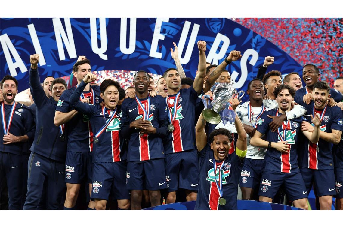 Bilder des Tages Marquinhos von Paris Saint-Germain hält den Pokal und feiert mit seinen Mannschaftskameraden nach dem Sieg im Finale des französischen Fußballpokals.