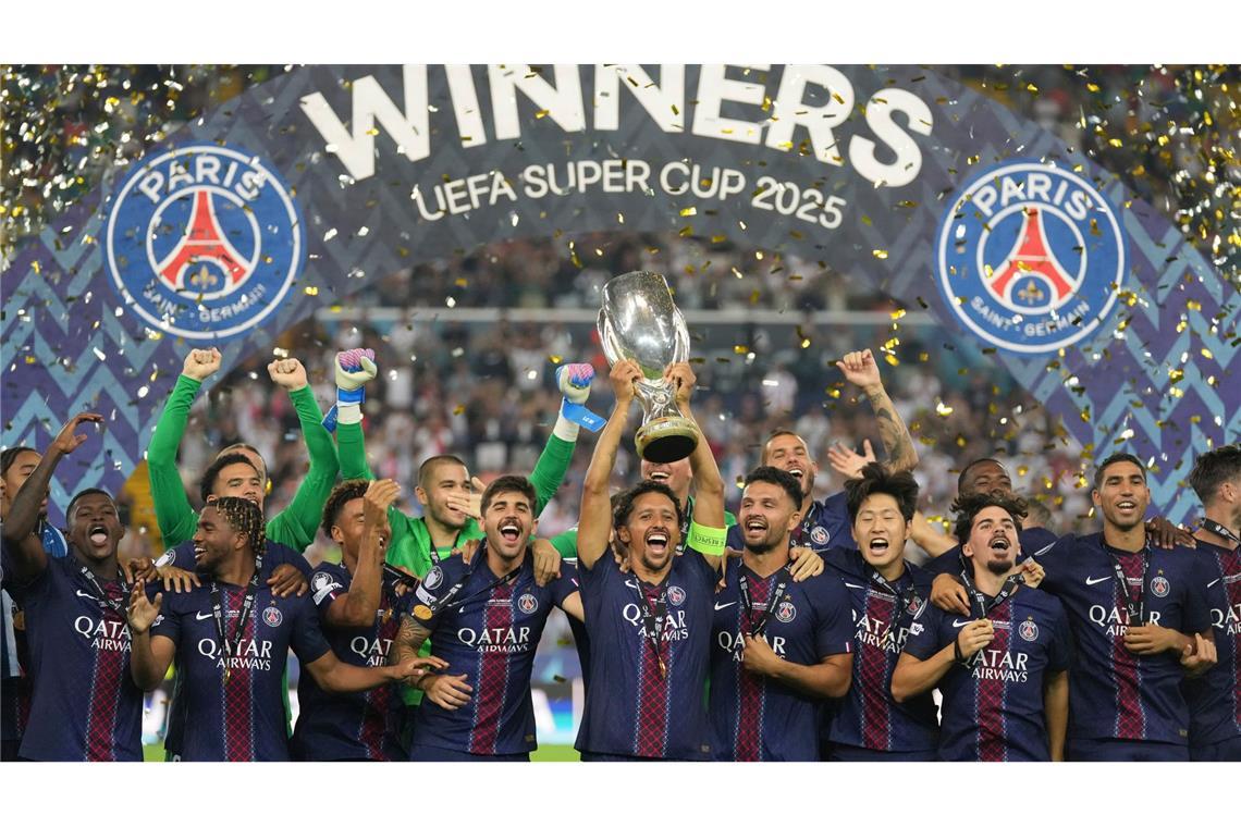 Bilder des Tages Marquinhos von PSG hebt die Trophäe mit seinen Mannschaftskameraden nach dem Sieg im UEFA-Super Cup.