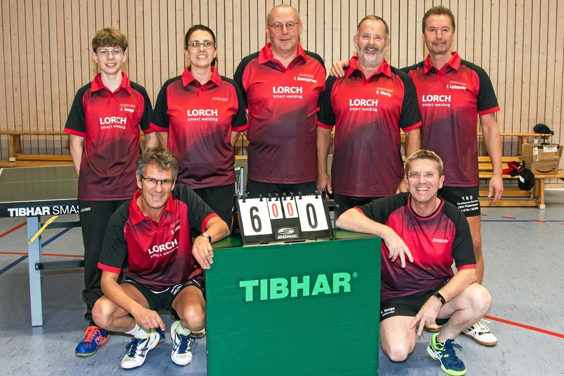 Marschierten souverän durch die Bezirksliga (hinten von links): Jonah Senge, Simone Tomaschek, Tilo Baumgärtner, Dietmar Wenig, Frank Liehmann sowie Oliver Letzgus, Dieter Senge (vorne). Foto: privat