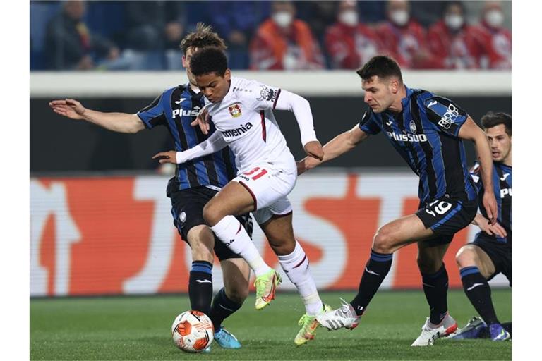 Marten De Roon (l) und Berat Djimsiti (2.v.r) von Atalanta Bergamo gegen Amine Adli (2.v.l) von Bayer Leverkusen. Foto: Francesco Scaccianoce/LPS via ZUMA Press Wire/dpa
