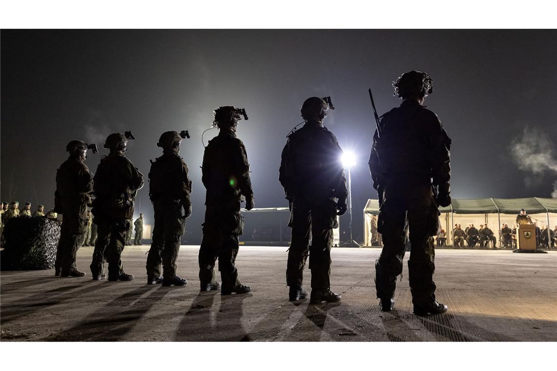 Martialisch: Soldaten eines Panzergrenadierbataillons der Bundeswehr stehen während der offiziellen Übergabe des neuen Sturmgewehrs G95 auf dem Truppenübungsplatz Grafenwöhr.